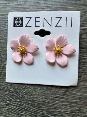 NWT ZENZII Pink Flower Stud Earrings with Gold Center